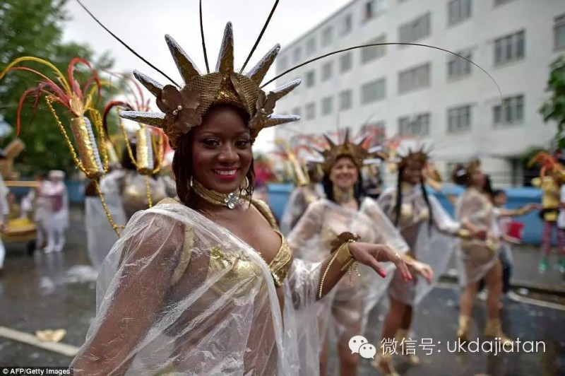 伦敦大型狂欢节 人们将一年的鬼点子都用上了(图)