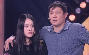 范志毅与小18岁女友现身综艺节目 含泪向女儿道歉