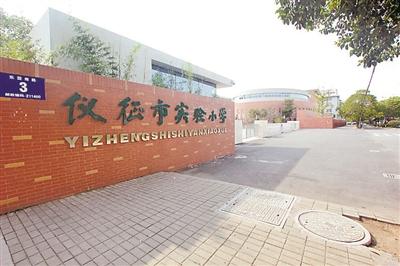 媒体揭秘开学首日坠亡女教师 从举报到坠落的2年