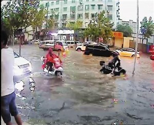 男子雨中跌倒 数十路人经过“见死不救”(组图)