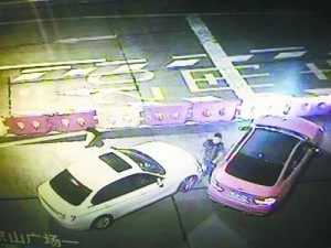 红宝马逼停白宝马 司机持刀砸车：信不信搞死你