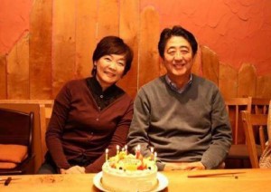 安倍夫妇网上“秀恩爱” 庆祝执政1000天(图)