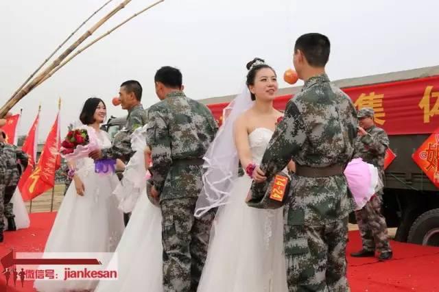 阅兵方队为战士补过集体婚礼 现场浪漫又铁血(图)