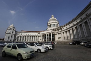 无锡一建筑酷似美国国会大厦 沦为免费停车场(图)