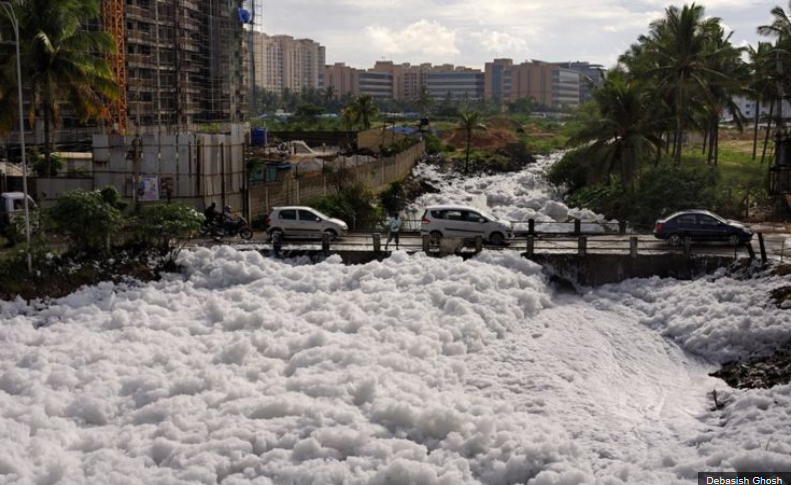 印度班加罗尔湖水溢出毒泡沫 如同满城飞雪(高清)