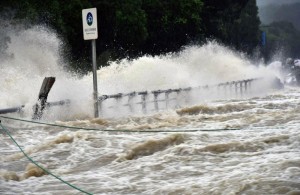 台风"杜鹃"助力钱塘大潮 巨浪滔天人仰马翻(组图)