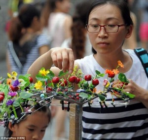 头顶长出“豆芽花” 另类发卡席卷成都(组图)