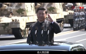 党报：习近平左手敬礼实为向官兵招手致意(图)