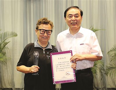 77岁女教授53年未点过名 学生极少逃课(图)