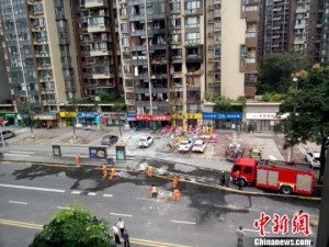 成都一小区发生爆炸 玻璃碎片铺满街(组图)