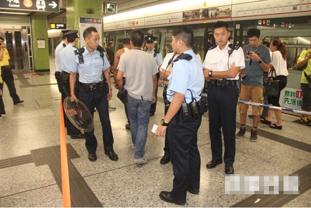 现场:香港地铁9男子追砍3人 血肉横飞(组图/慎入)