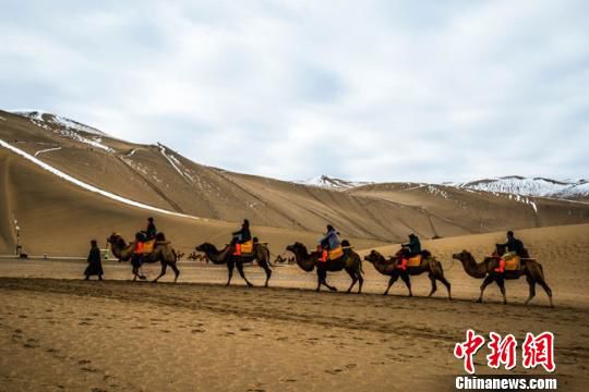 甘肃多地雨雪纷飞 河西走廊现大漠雪景(组图)