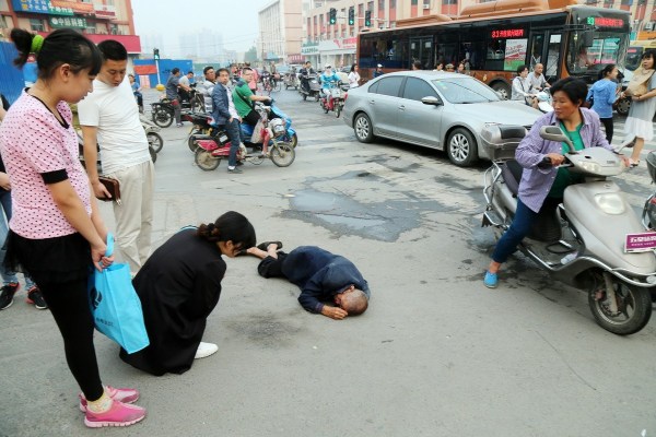 郑州街头老人倒地流血 市民拍照作证后搀扶(组图)