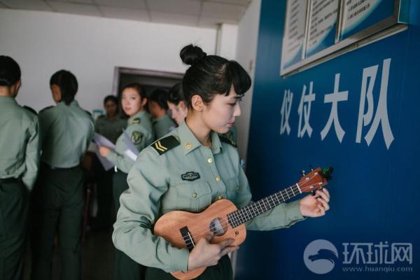 三军仪仗队退役女兵遭企业疯抢 面容俊美(多图)