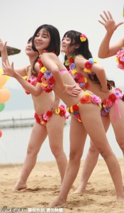 国产“AKB48女团”鲜花比基尼热舞