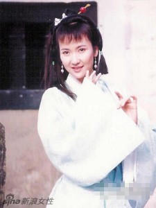 “小青”陈美琪晒昔日写真 性感女人味十足