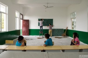 长沙某小学开学 全校学生来齐了仅三人(组图)