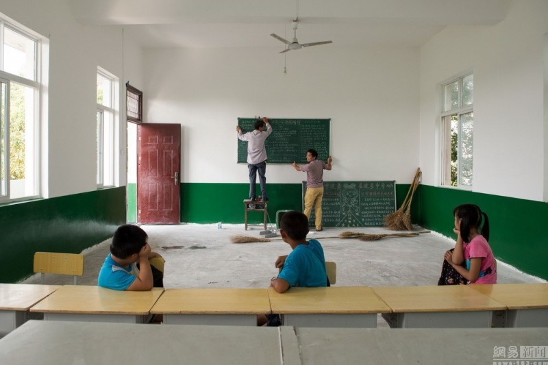 长沙某小学开学 全校学生来齐了仅三人(组图)