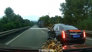 两车"斗气" 一司机高速路上拔刀相向(高清组图)