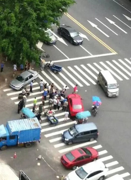 东莞街头嚣张劫案 警察街头开枪未能逼停劫匪(图)