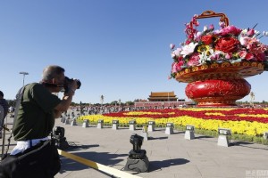 天安门广场迎国庆 摆出“祝福祖国”大花篮(组图)