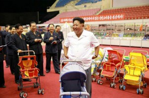 朝鲜举办生活必需品品评会 金正恩现场指导(组图)