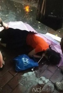 女子暴雨中倒地猝死 路人打伞不敢乱救(组图)