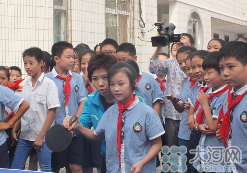 邓亚萍回家乡小学做演讲:河南娃娃，了不起！(图)