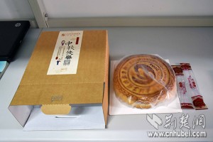 武汉高校花20万做2斤重月饼发学生 学生:比脸还大