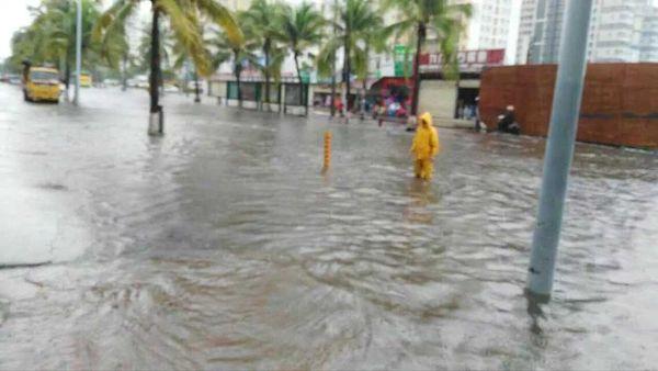 海口7路段因台风“彩虹”出现海水倒灌(组图)