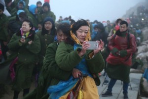 山东泰安游客裹军大衣夜登泰山看日出(高清组图)