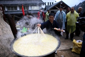 河南景区“道士下山”为排队游客送斋饭(高清图)