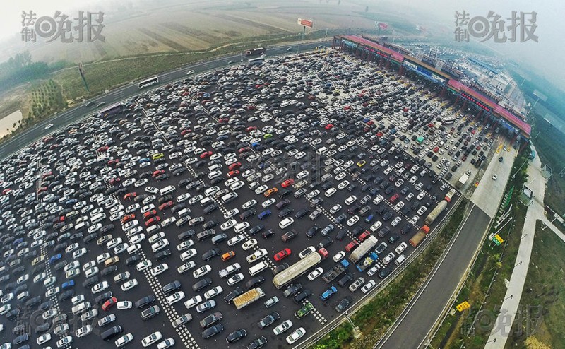 京港澳高速进京方向拥堵 滞留车辆排队近百米(图)