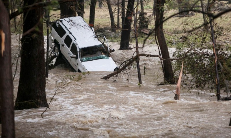 美国德州遭暴风雨袭击 至少2人丧生(图)