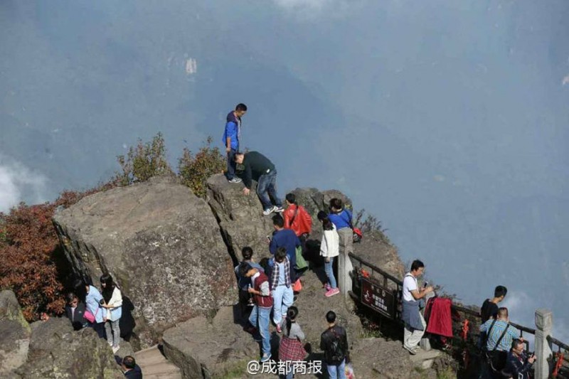 国庆出游丑相陋习一览：不要命和不要脸(高清图)