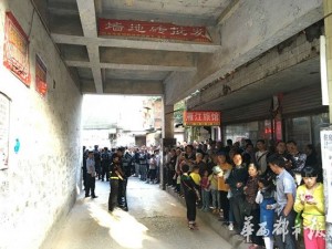 四川8男子打砸副食店 警察遭袭鸣枪制止(组图)