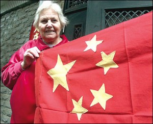 “华籍美人”吴雪莉：第66次悬挂五星红旗(图)