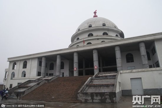 河南一处荒郊现山寨&quot;白宫&quot; 内部还未装修完毕(图)