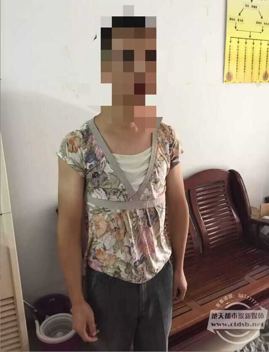 男子醉酒后打车回家 醒来发现睡草丛身穿女装(图)