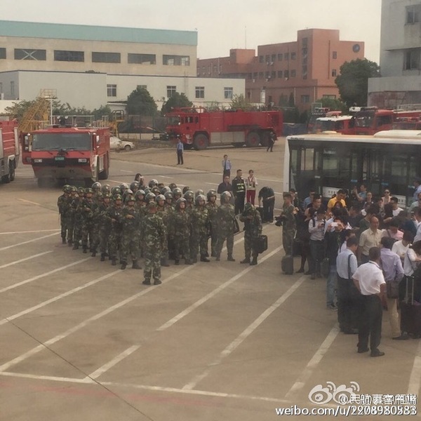 武汉机场一乘客登机称带“炸弹” 被带走