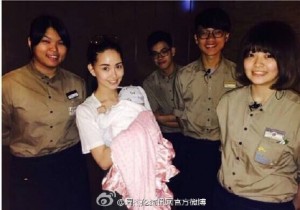 昆凌怀抱女儿出镜 粉丝求见小周周正脸(图)