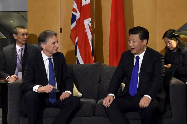 "轰炸式对华示爱,史无前例地叩头"?英国外相怒了