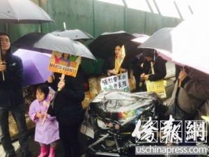 组图：纽约华人冒雨参加“反加租”大游行