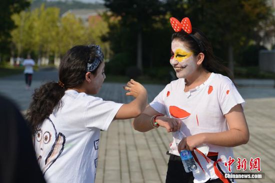 南京大学校园大玩激情“丧尸跑” 恐怖造型亮瞎眼