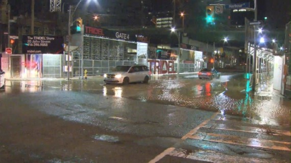 天昏地暗强风大雨 市区封路有10人被撞