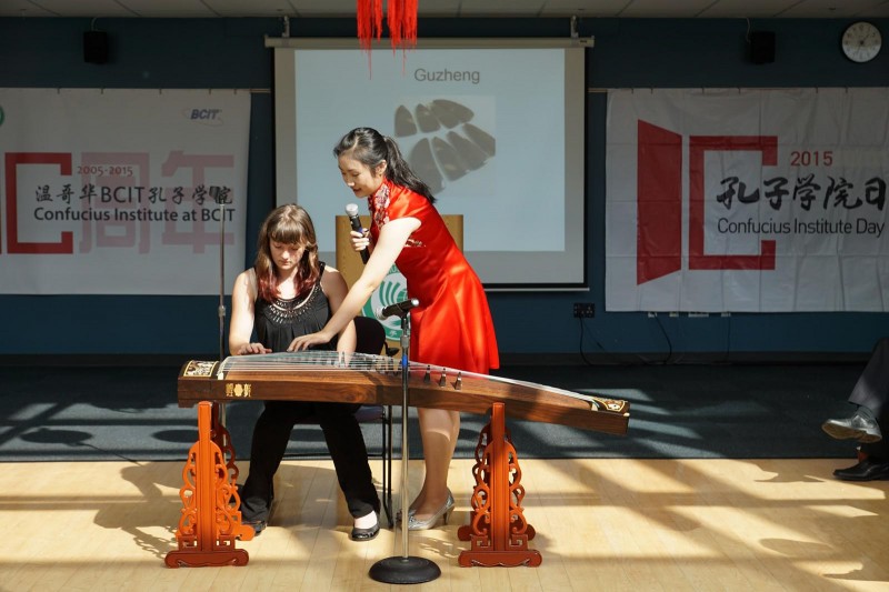 孔子学院举办中华民族表演艺术讲“演”会    暨庆祝全球“孔子学院日”和成立十周年