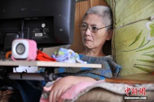 成都62岁渐冻人每天眨眼万次 写15万字自传(组图)