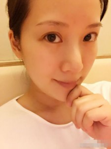 李念深夜晒照似少女 网友点赞:永远的海藻(组图)