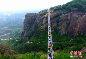 太吓人：湖南全透明高空桥被人潮“攻占”(组图)