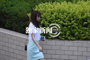 阔太胡静深夜与吴京聚餐 衣着清纯似少女(组图)